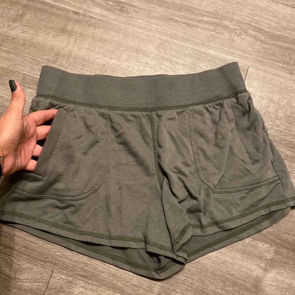 Athletic shorts with pockets